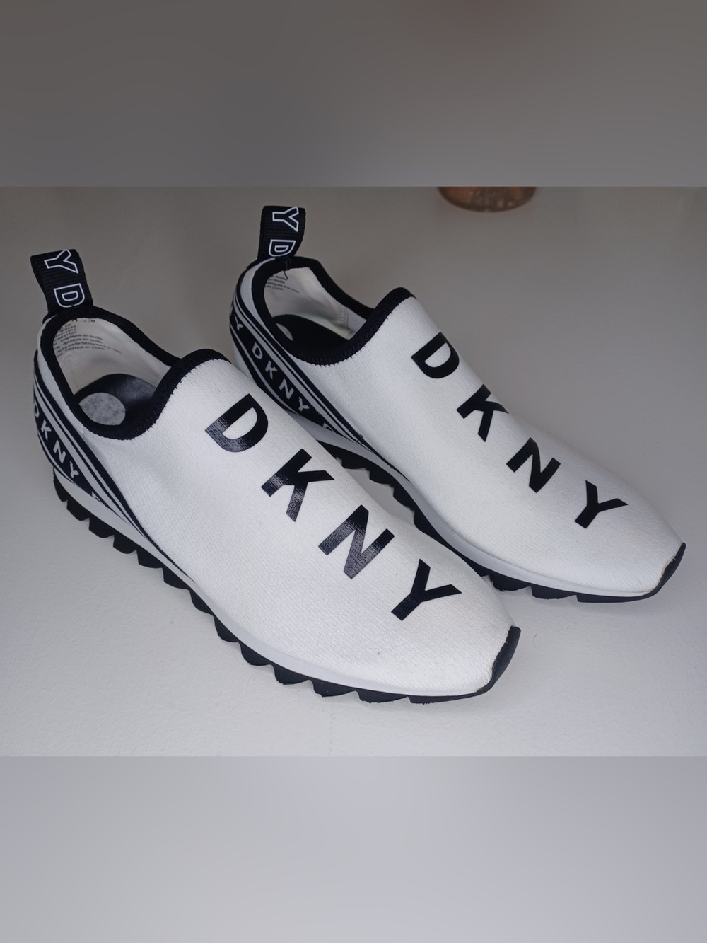 DKNY Abbi Women's Athletic Slip On Stretch Knit Sneaker White Size 8 K1966559